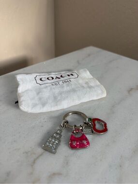 Discontinued NYC Coach keychain 🚌🍎👛